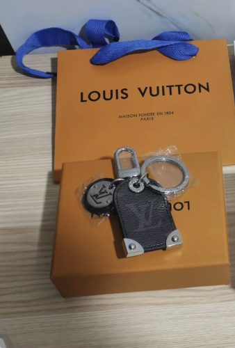 最高級ルイヴィトンスーパーコピー ルイヴィトンキーホルダーコピー キーホルダー･LV シグネチャー チェーン M00927 シルバー photo review