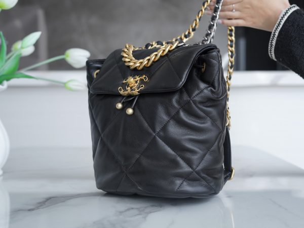 最高級シャネルスーパーコピー シャネルバッグコピー CHANEL 19 バックパック ブラック AS4223 B04852 94305 ラムスキン ゴールド金具 - 画像 (4)