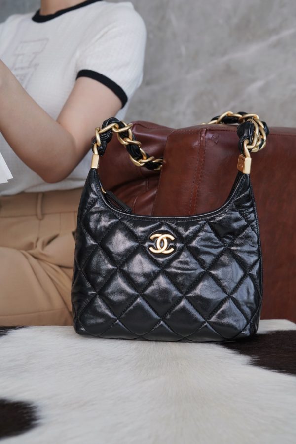 最高級シャネルスーパーコピー シャネルバッグコピー CHANEL スモール ホーボー バッグ ブラック AS4922 B16897 94305 ラムスキン ゴールド金具 - 画像 (4)