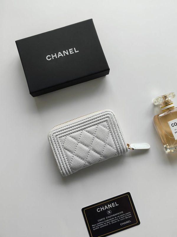 シャネル 財布 2025 新作 CHANEL ミニ財布 小銭入れ・コインケース ボーイシャネル 白 (ホワイト) A80602 B01489 10601 キャビアスキン ゴールド金具 - 画像 (4)