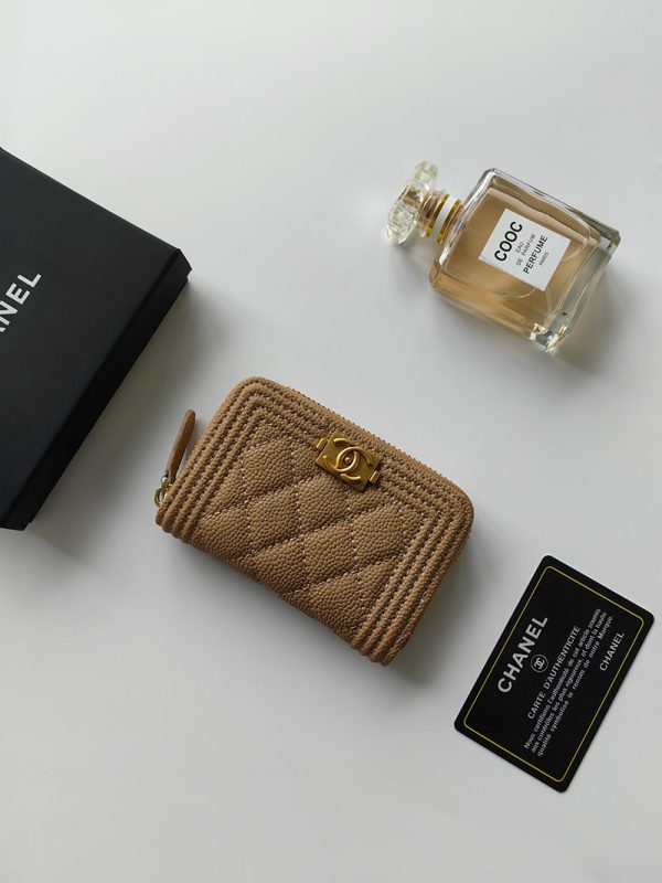 シャネル 財布 2025 新作 CHANEL ミニ財布 小銭入れ・コインケース ボーイシャネル モカベージュ A80602 B01489 NZG77 キャビアスキン ゴールド金具 - 画像 (5)