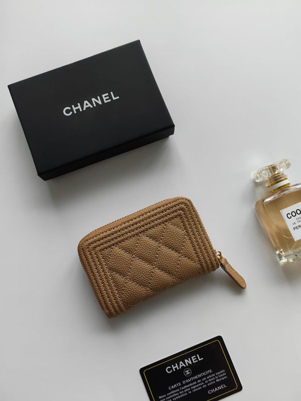 シャネル 財布 2025 新作 CHANEL ミニ財布 小銭入れ・コインケース ボーイシャネル モカベージュ A80602 B01489 NZG77 キャビアスキン ゴールド金具 - 画像 (4)