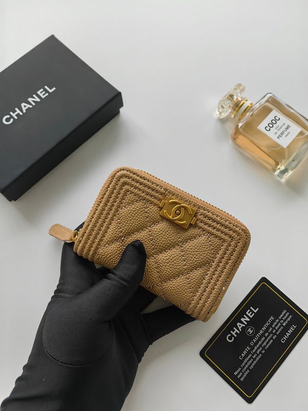 シャネル 財布 2025 新作 CHANEL ミニ財布 小銭入れ・コインケース ボーイシャネル モカベージュ A80602 B01489 NZG77 キャビアスキン ゴールド金具 - 画像 (3)