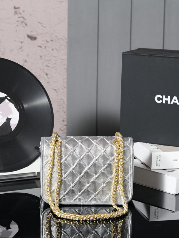 シャネル バッグ 2025 新作 CHANEL ショルダーバッグ 人気 ブランド シルバー カーフスキン ゴールド金具 - 画像 (7)