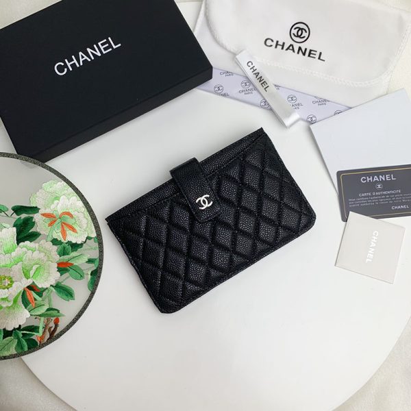 CHANELの財布を持つ 女