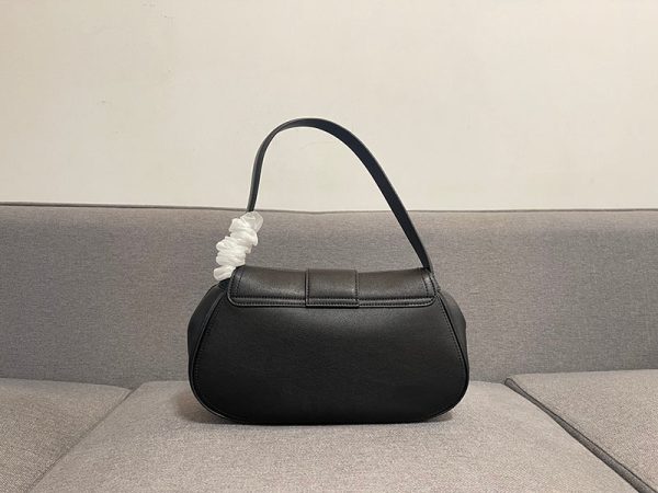 N品 セリーヌ バッグ 人気 ランキング CELINE これから 流行る バッグ 2024 プチプラ 2411781 ブラック ゴールド金具 - 画像 (7)