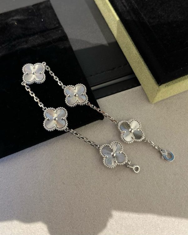 ヴァンクリーフ ブレスレット アルハンブラ VAN CLEEF & ARPELS ヴィンテージ アルハンブラ ブレスレット、5モチーフ VCARP9XE00 2025新作 - 画像 (7)