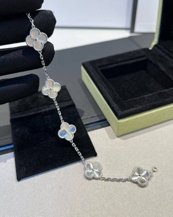 ヴァンクリーフ ブレスレット アルハンブラ VAN CLEEF & ARPELS ヴィンテージ アルハンブラ ブレスレット、5モチーフ VCARP9XE00 2025新作 - 画像 (2)