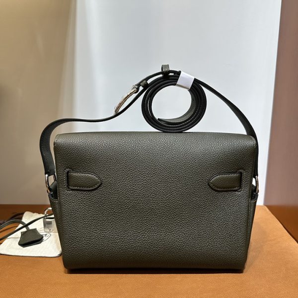 エルメス メッセンジャーバッグ HERMES ケリーメッセンジャー ヴェールドグリ トゴ シルバー金具 2025定価 2513214 - 画像 (7)