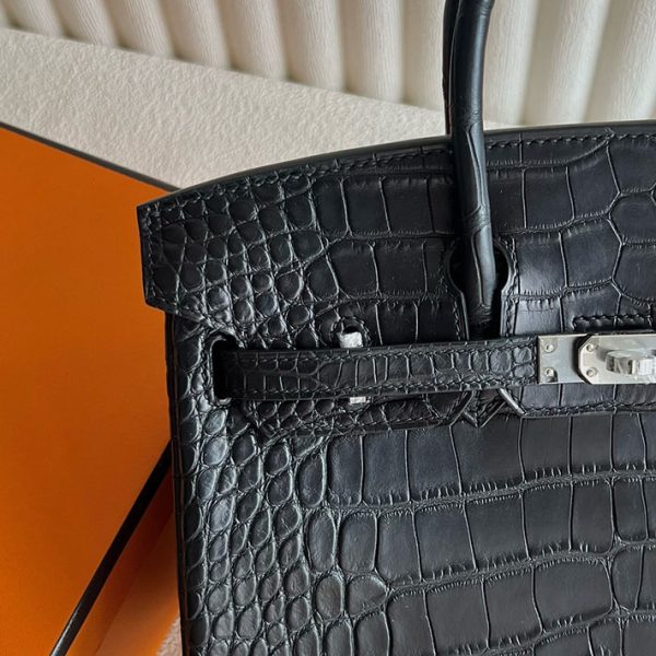 バーキン25 クロコ 定価 HERMES バーキン25 黒 ブラック クロコダイル アリゲーターマット シルバー金具 2025定価 2513244 - 画像 (9)