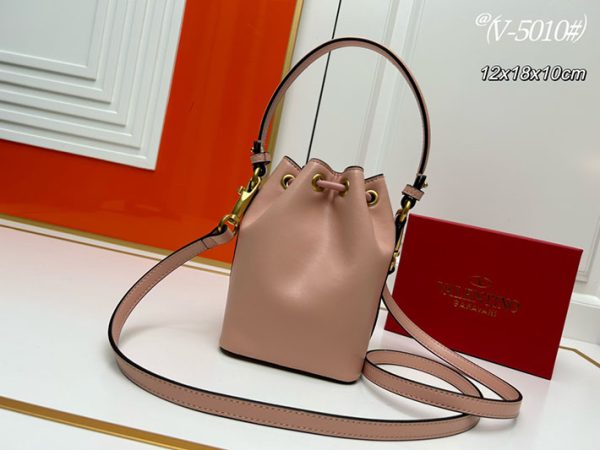 N品 ヴァレンティノ バッグ 人気 VALENTINO 巾着バッグ 流行り いつまで 2412256 ウォーターライラック ゴールド金具 - 画像 (9)