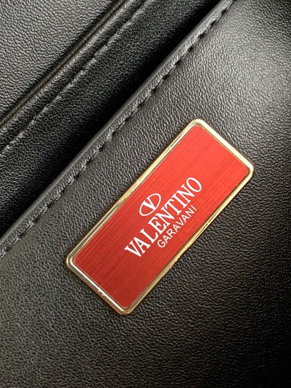 N品 ヴァレンティノ バッグ 人気 VALENTINO 流行り バッグ 斜めがけ 2412257 ブラック ゴールド金具 - 画像 (2)