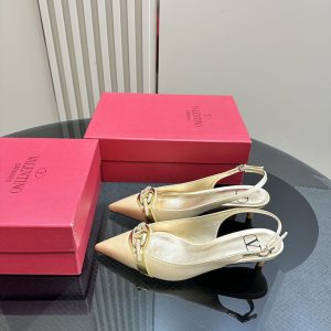 VALENTINO パンプス 歩きやすい ローヒール