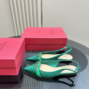 VALENTINO パンプス 歩きやすい ローヒール