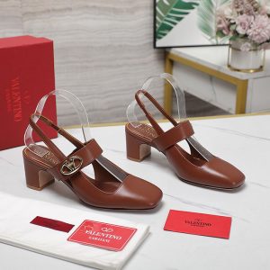 VALENTINO ヒール サンダル 歩きやすい