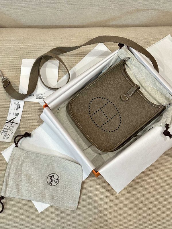 エルメス エブリン 人気色 HERMES エヴリン 16 TPM エトゥープ トリヨンクレマンス シルバー金具 2412848 - 画像 (7)