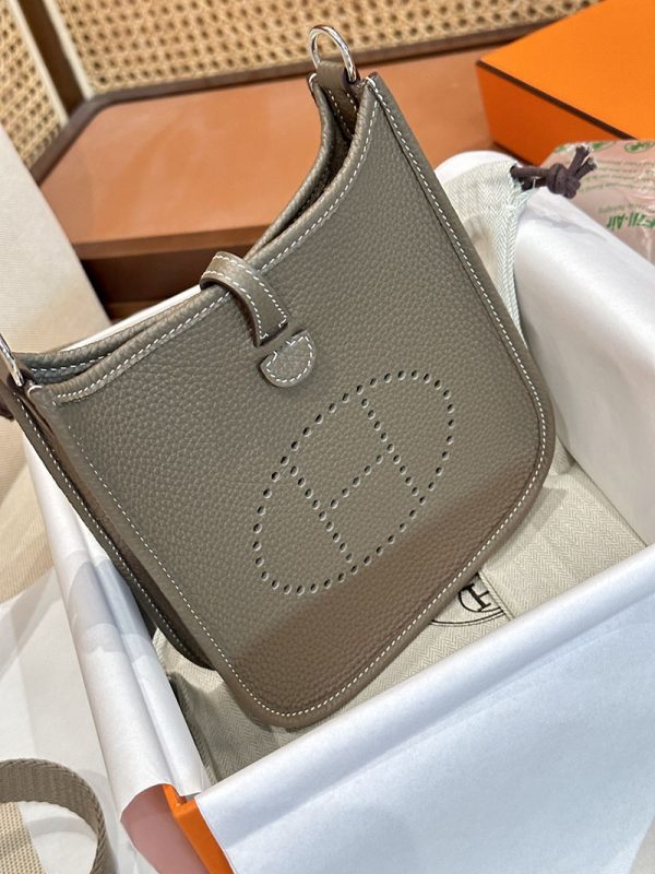 エルメス エブリン 人気色 HERMES エヴリン 16 TPM エトゥープ トリヨンクレマンス シルバー金具 2412848 - 画像 (6)