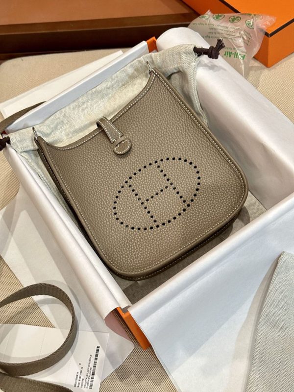 エルメス エブリン 人気色 HERMES エヴリン 16 TPM エトゥープ トリヨンクレマンス シルバー金具 2412848 - 画像 (4)