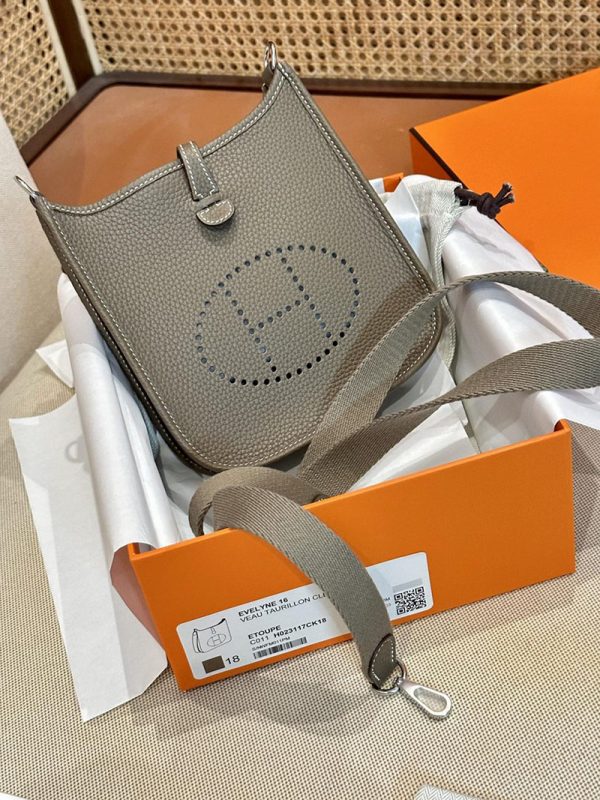 エルメス エブリン 人気色 HERMES エヴリン 16 TPM エトゥープ トリヨンクレマンス シルバー金具 2412848 - 画像 (2)