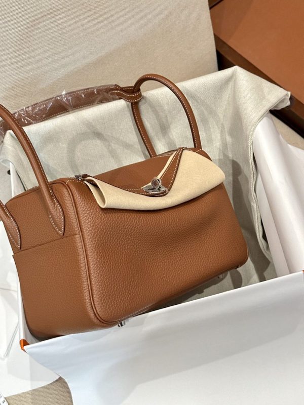 リンディ26 使い勝手 エルメス HERMES リンディ26 ゴールド トリヨンクレマンス シルバー金具 2412852 - 画像 (5)