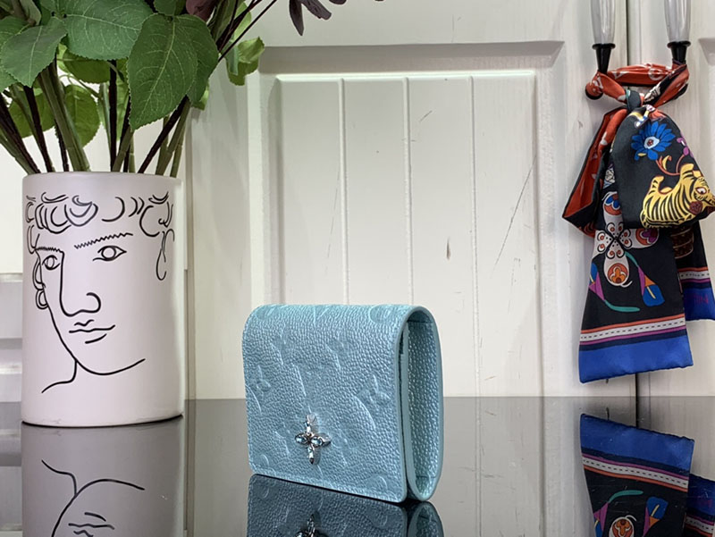 ルイヴィトン 定期入れ 二つ折り カードケース アンヴェロップ・カルト ドゥ ヴィジット アズール・フロスト M12177 グレインレザー 2025新作 - 画像 (9)