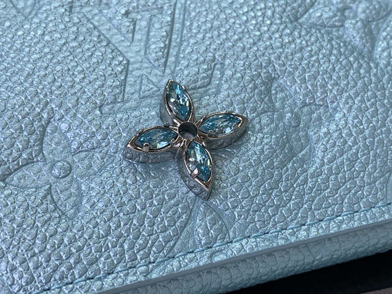 ルイヴィトン 定期入れ 二つ折り カードケース アンヴェロップ・カルト ドゥ ヴィジット アズール・フロスト M12177 グレインレザー 2025新作 - 画像 (6)