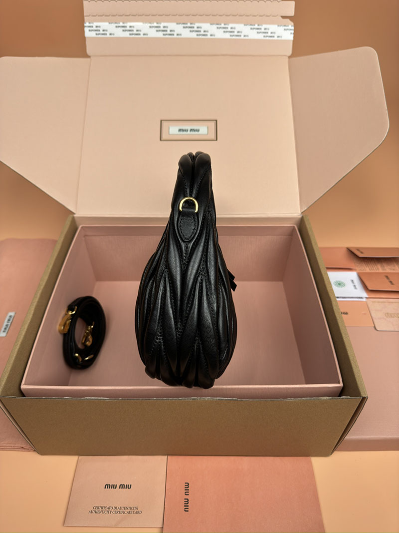MiuMiu ワンダー マテラッセレザー ホーボーバッグ ブラック 5BC125_AN88_F0002_V_OOY ゴールド金具 miumiu バッグ安い - 画像 (9)