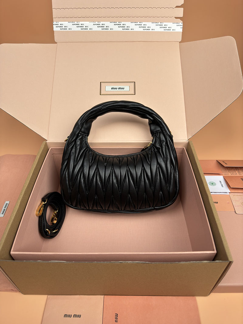 MiuMiu ワンダー マテラッセレザー ホーボーバッグ ブラック 5BC125_AN88_F0002_V_OOY ゴールド金具 miumiu バッグ安い - 画像 (8)