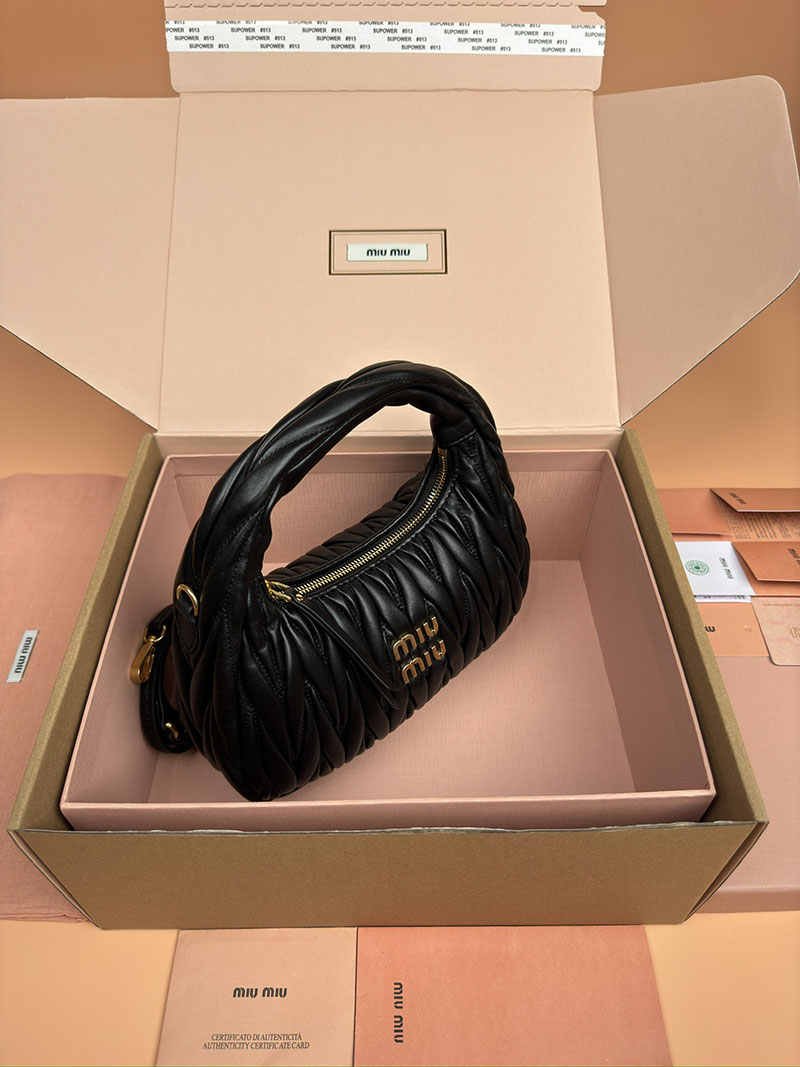 MiuMiu ワンダー マテラッセレザー ホーボーバッグ ブラック 5BC125_AN88_F0002_V_OOY ゴールド金具 miumiu バッグ安い - 画像 (7)