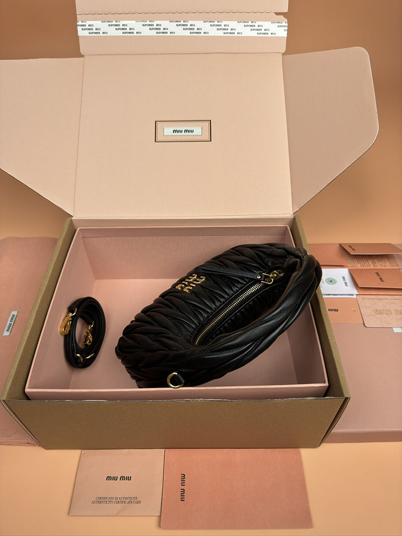 MiuMiu ワンダー マテラッセレザー ホーボーバッグ ブラック 5BC125_AN88_F0002_V_OOY ゴールド金具 miumiu バッグ安い - 画像 (6)