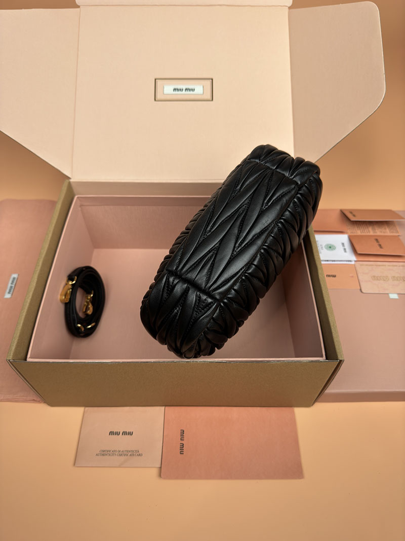 MiuMiu ワンダー マテラッセレザー ホーボーバッグ ブラック 5BC125_AN88_F0002_V_OOY ゴールド金具 miumiu バッグ安い - 画像 (5)