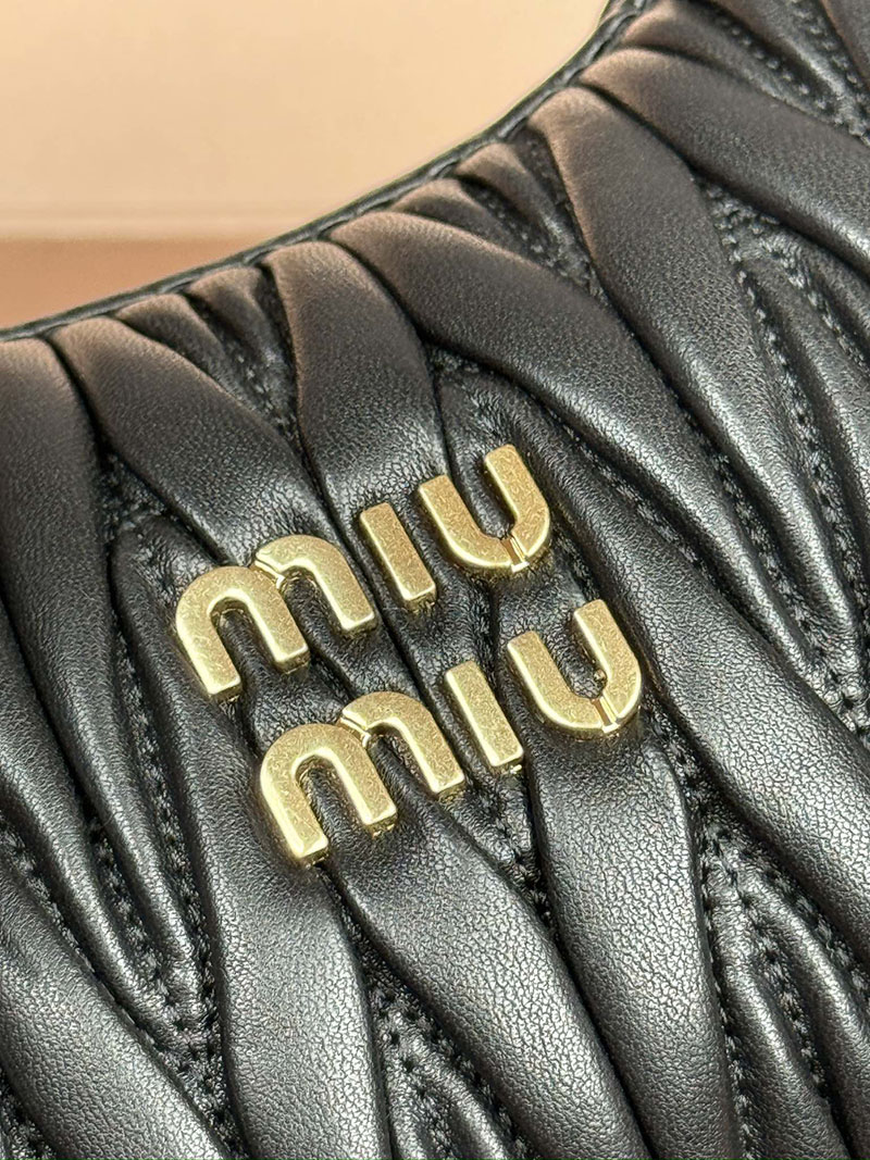 MiuMiu ワンダー マテラッセレザー ホーボーバッグ ブラック 5BC125_AN88_F0002_V_OOY ゴールド金具 miumiu バッグ安い - 画像 (4)