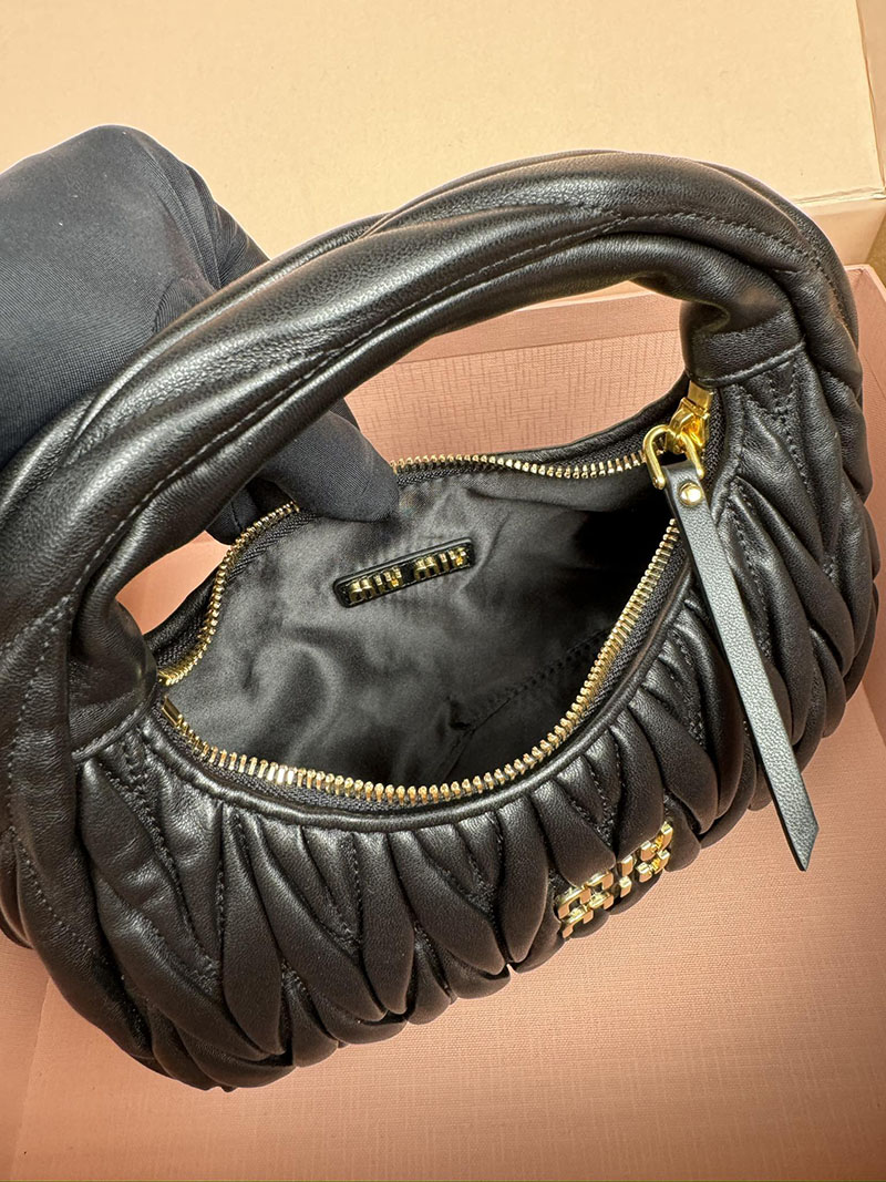 MiuMiu ワンダー マテラッセレザー ホーボーバッグ ブラック 5BC125_AN88_F0002_V_OOY ゴールド金具 miumiu バッグ安い - 画像 (3)