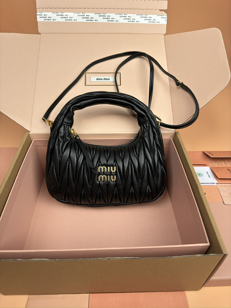 MiuMiu ワンダー マテラッセレザー ホーボーバッグ ブラック 5BC125_AN88_F0002_V_OOY ゴールド金具 miumiu バッグ安い - 画像 (2)