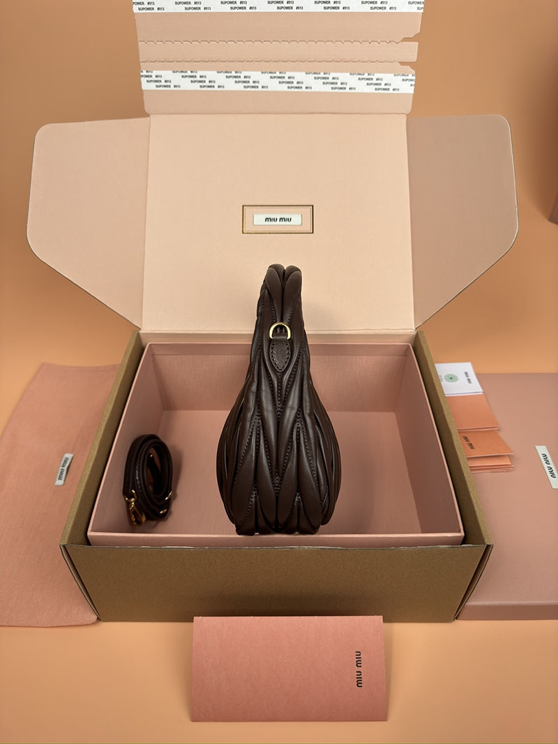 MiuMiu ワンダー マテラッセレザー ホーボーバッグ ブラウン 5BC125_AN88_F0NBL_V_OOY ゴールド金具 miumiu バッグ安い - 画像 (9)