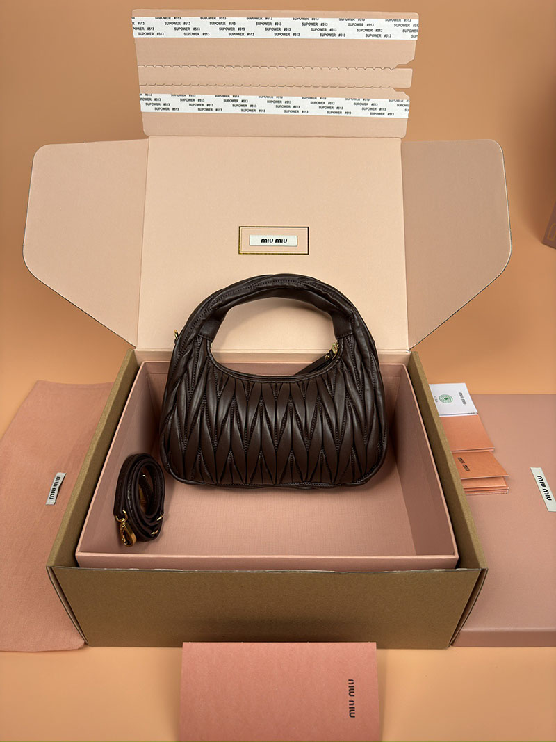 MiuMiu ワンダー マテラッセレザー ホーボーバッグ ブラウン 5BC125_AN88_F0NBL_V_OOY ゴールド金具 miumiu バッグ安い - 画像 (8)