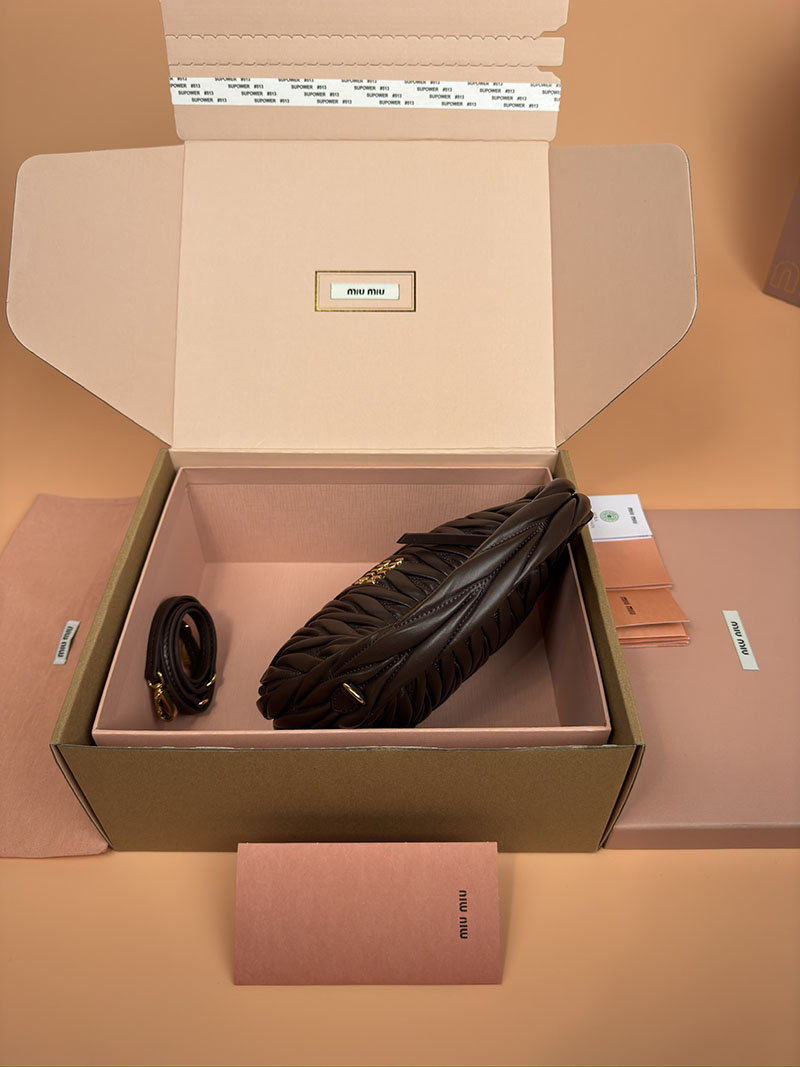 MiuMiu ワンダー マテラッセレザー ホーボーバッグ ブラウン 5BC125_AN88_F0NBL_V_OOY ゴールド金具 miumiu バッグ安い - 画像 (7)