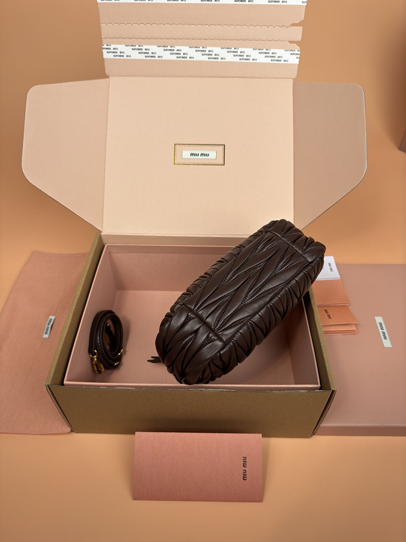 MiuMiu ワンダー マテラッセレザー ホーボーバッグ ブラウン 5BC125_AN88_F0NBL_V_OOY ゴールド金具 miumiu バッグ安い - 画像 (6)