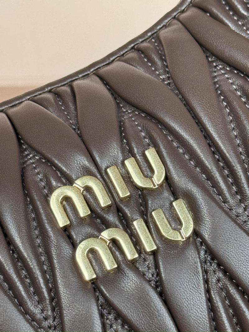 MiuMiu ワンダー マテラッセレザー ホーボーバッグ ブラウン 5BC125_AN88_F0NBL_V_OOY ゴールド金具 miumiu バッグ安い - 画像 (5)