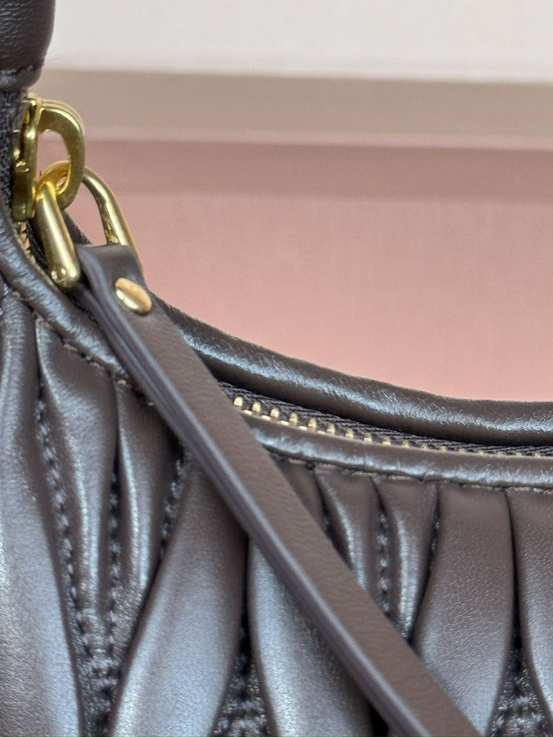 MiuMiu ワンダー マテラッセレザー ホーボーバッグ ブラウン 5BC125_AN88_F0NBL_V_OOY ゴールド金具 miumiu バッグ安い - 画像 (4)