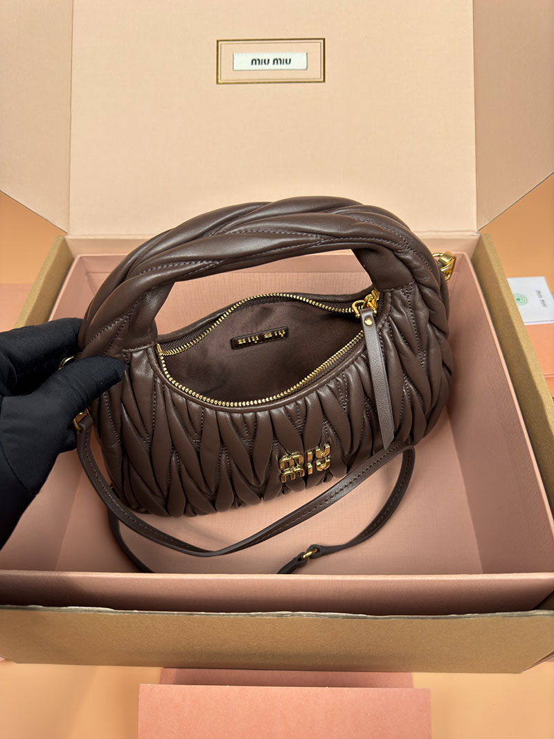 MiuMiu ワンダー マテラッセレザー ホーボーバッグ ブラウン 5BC125_AN88_F0NBL_V_OOY ゴールド金具 miumiu バッグ安い - 画像 (3)