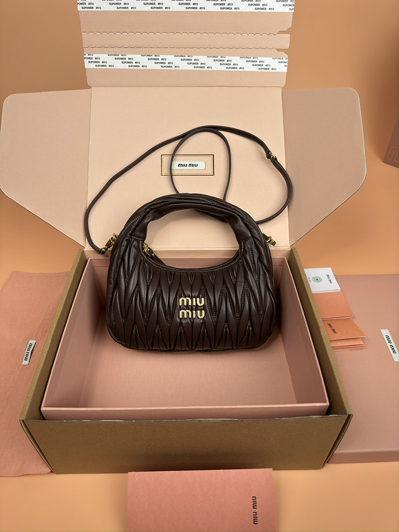 MiuMiu ワンダー マテラッセレザー ホーボーバッグ ブラウン 5BC125_AN88_F0NBL_V_OOY ゴールド金具 miumiu バッグ安い - 画像 (2)