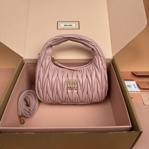 ミュウミュウ 持ってる 女