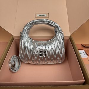 ミュウミュウ バッグ 人気