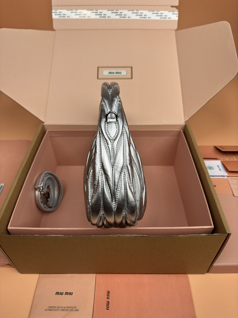 MiuMiu ワンダー マテラッセレザー ホーボーバッグ シルバー 5BC125_AN88_F0118_V_OOY シルバー金具 ミュウミュウ バッグ 人気 - 画像 (9)