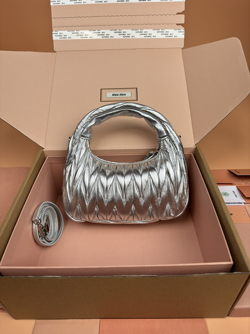 MiuMiu ワンダー マテラッセレザー ホーボーバッグ シルバー 5BC125_AN88_F0118_V_OOY シルバー金具 ミュウミュウ バッグ 人気 - 画像 (8)