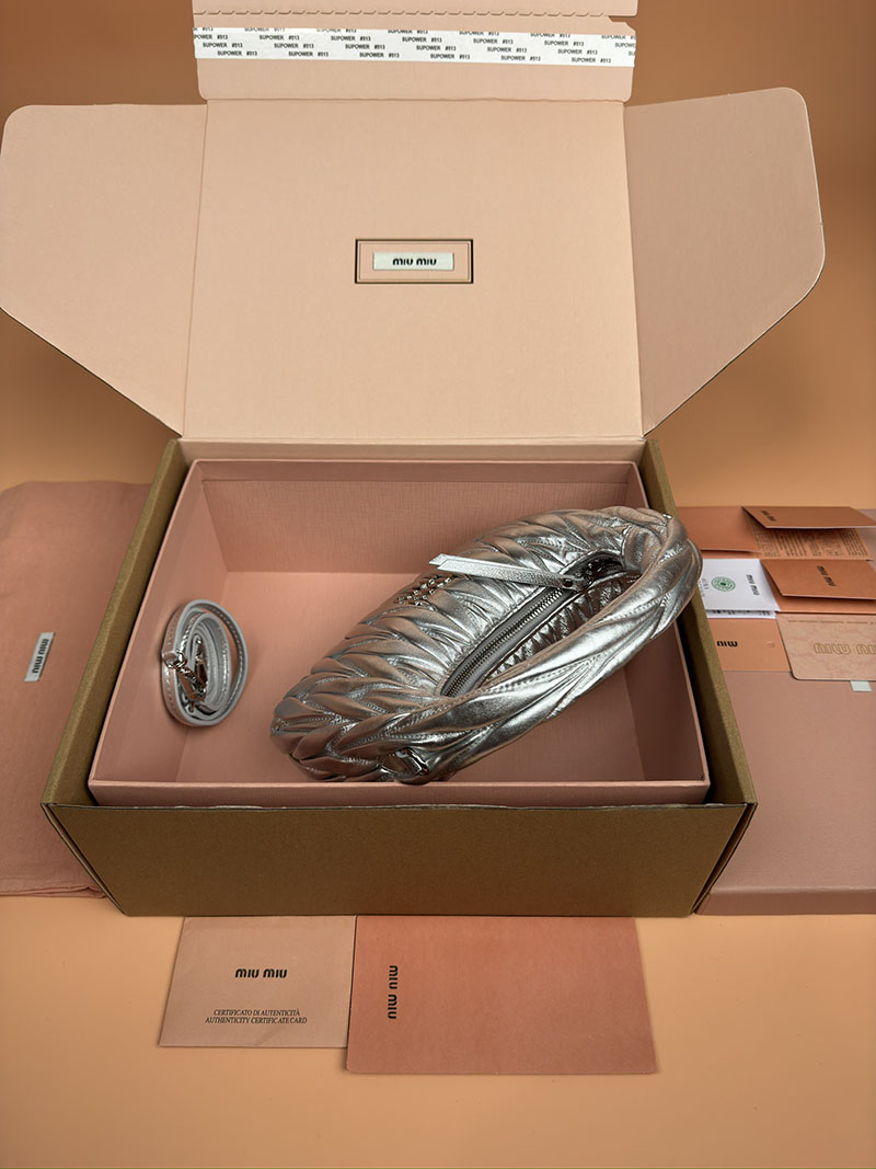 MiuMiu ワンダー マテラッセレザー ホーボーバッグ シルバー 5BC125_AN88_F0118_V_OOY シルバー金具 ミュウミュウ バッグ 人気 - 画像 (7)