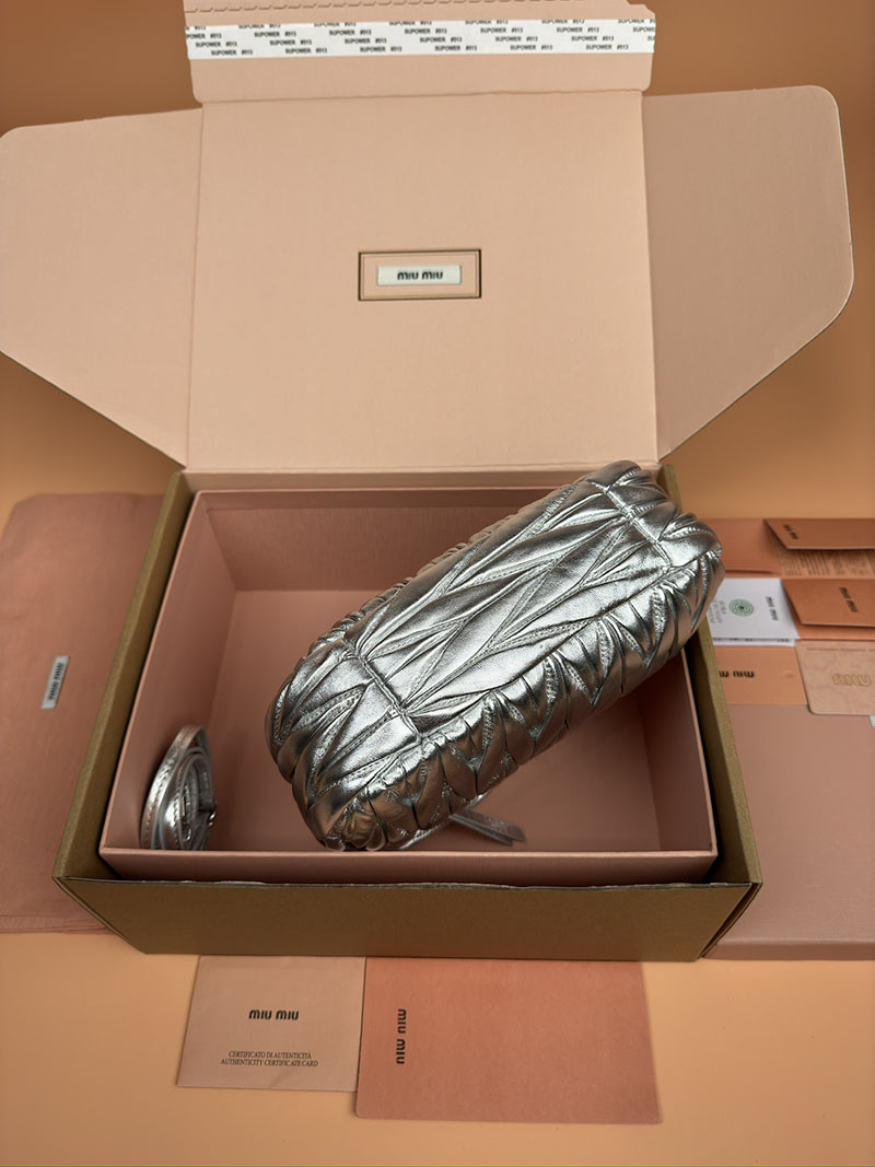 MiuMiu ワンダー マテラッセレザー ホーボーバッグ シルバー 5BC125_AN88_F0118_V_OOY シルバー金具 ミュウミュウ バッグ 人気 - 画像 (6)