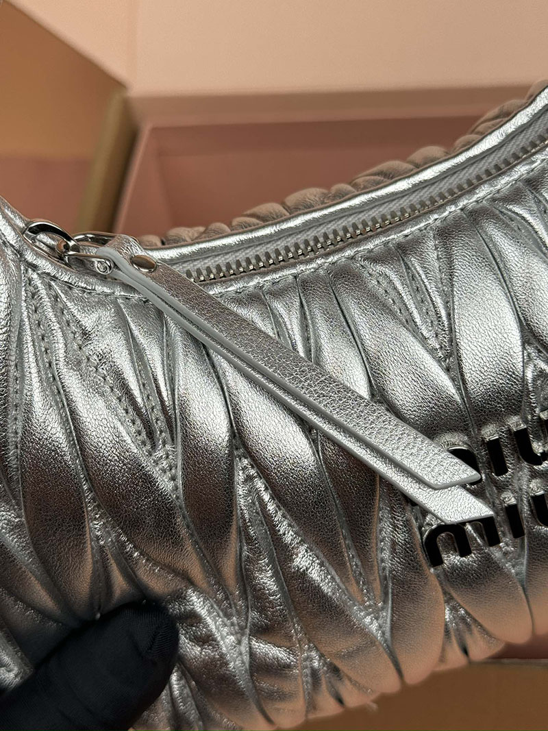MiuMiu ワンダー マテラッセレザー ホーボーバッグ シルバー 5BC125_AN88_F0118_V_OOY シルバー金具 ミュウミュウ バッグ 人気 - 画像 (4)