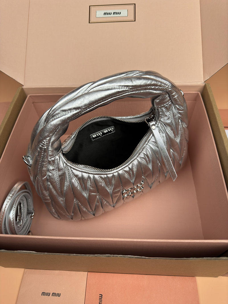 MiuMiu ワンダー マテラッセレザー ホーボーバッグ シルバー 5BC125_AN88_F0118_V_OOY シルバー金具 ミュウミュウ バッグ 人気 - 画像 (3)